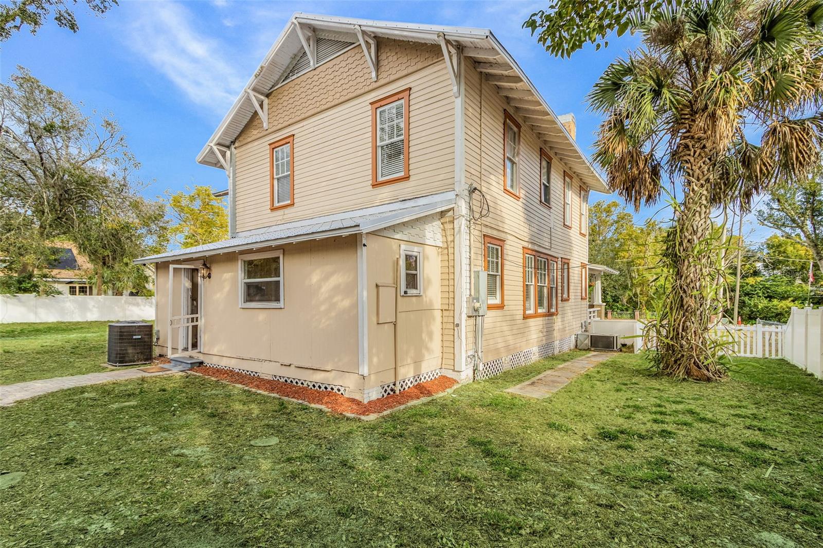 DAUGHTREYS ADD TO ARCADIA - Residential