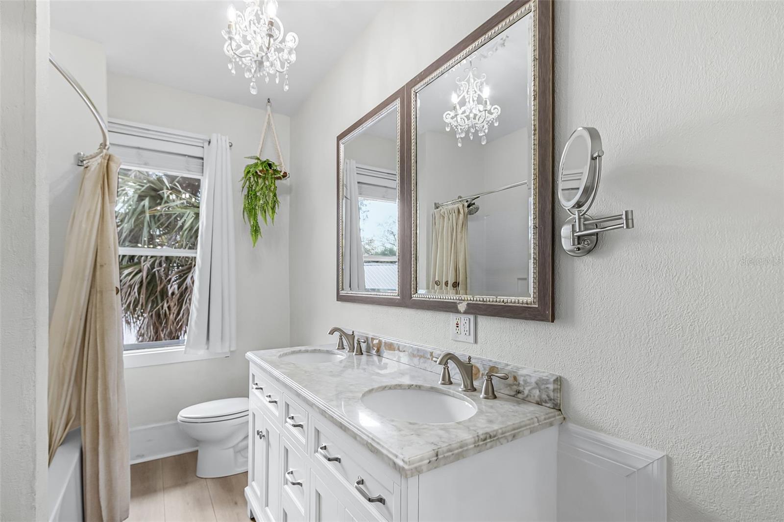 DAUGHTREYS ADD TO ARCADIA - Residential