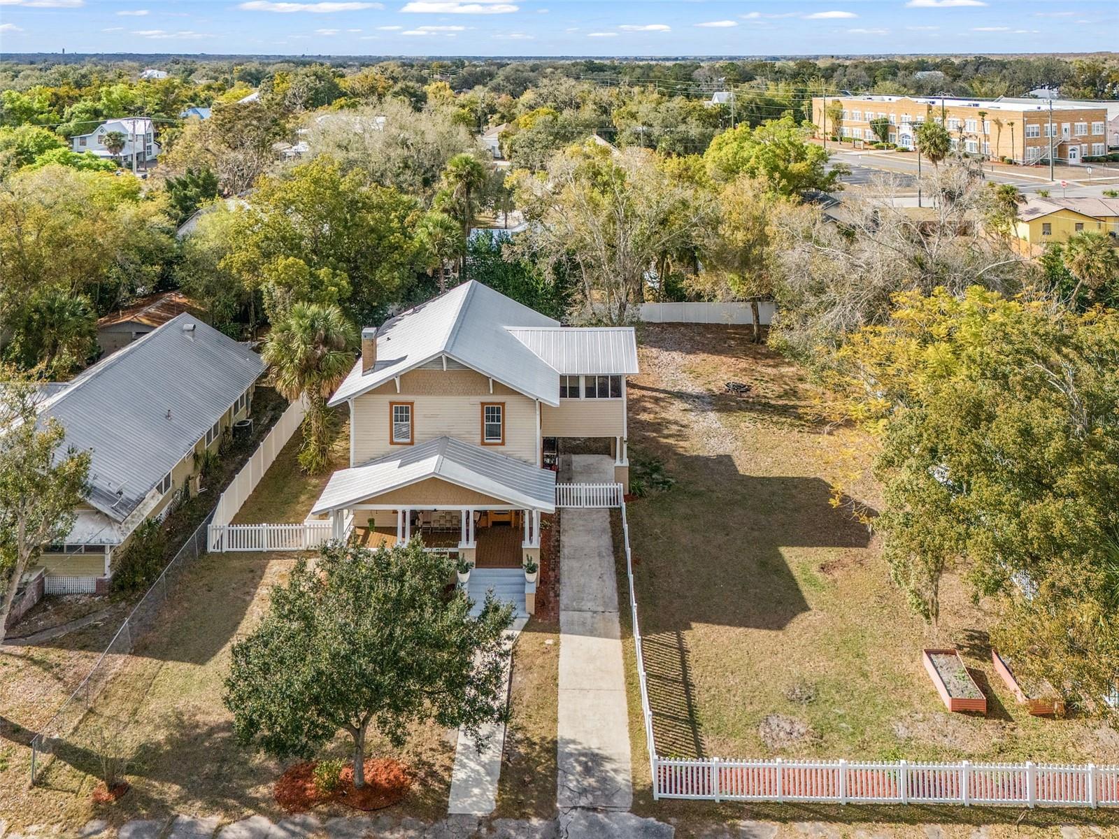 DAUGHTREYS ADD TO ARCADIA - Residential