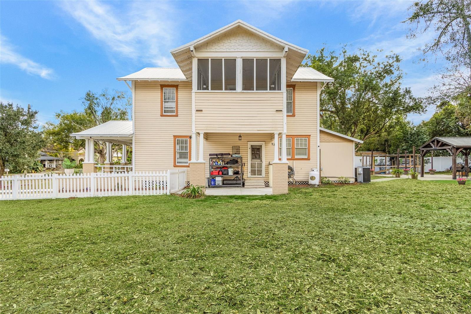 DAUGHTREYS ADD TO ARCADIA - Residential