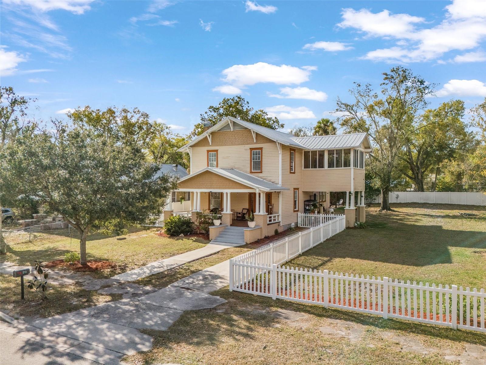 DAUGHTREYS ADD TO ARCADIA - Residential