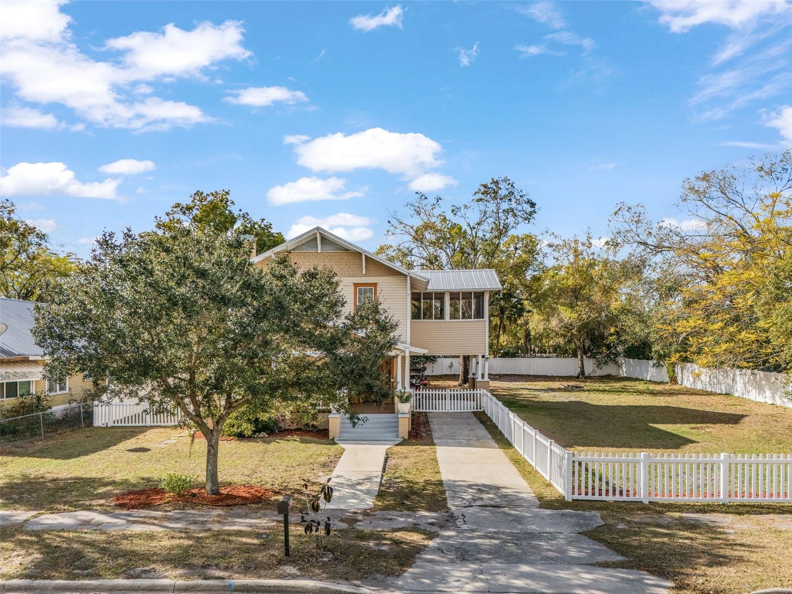 DAUGHTREYS ADD TO ARCADIA - Residential