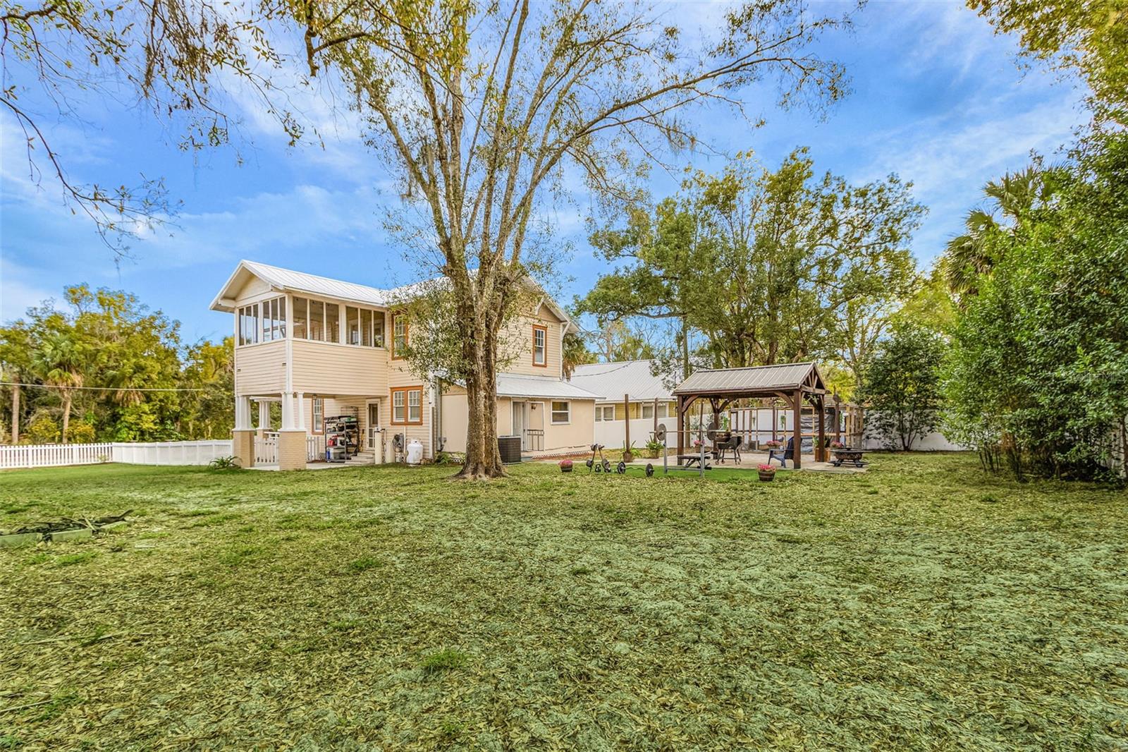 DAUGHTREYS ADD TO ARCADIA - Residential