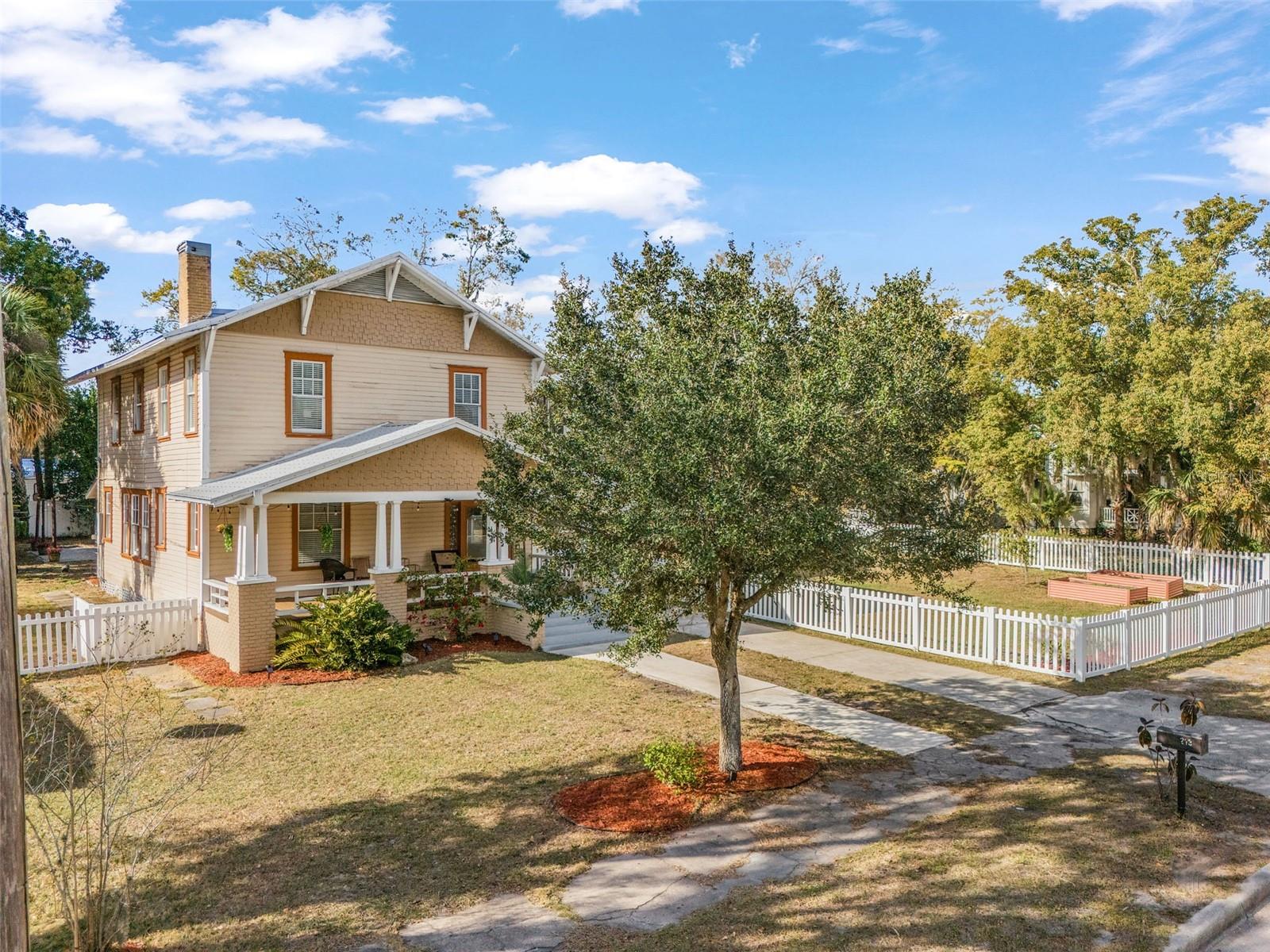 DAUGHTREYS ADD TO ARCADIA - Residential