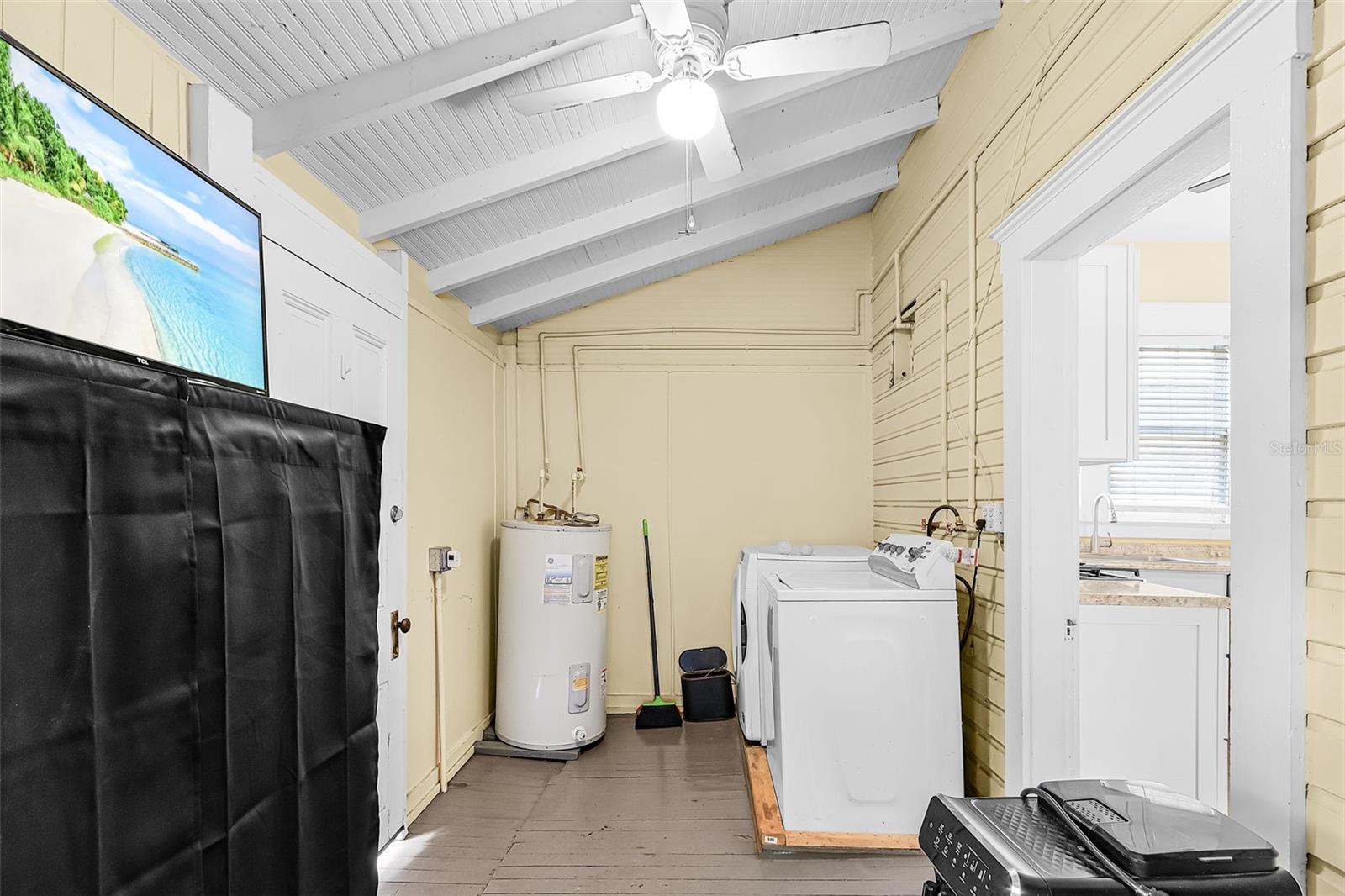 DAUGHTREYS ADD TO ARCADIA - Residential