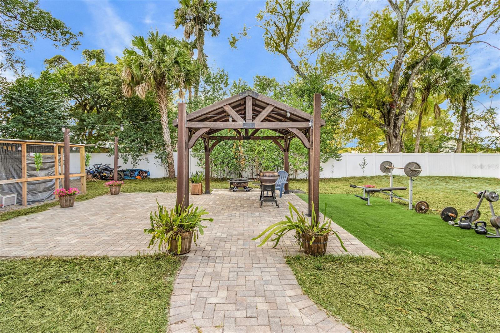 DAUGHTREYS ADD TO ARCADIA - Residential