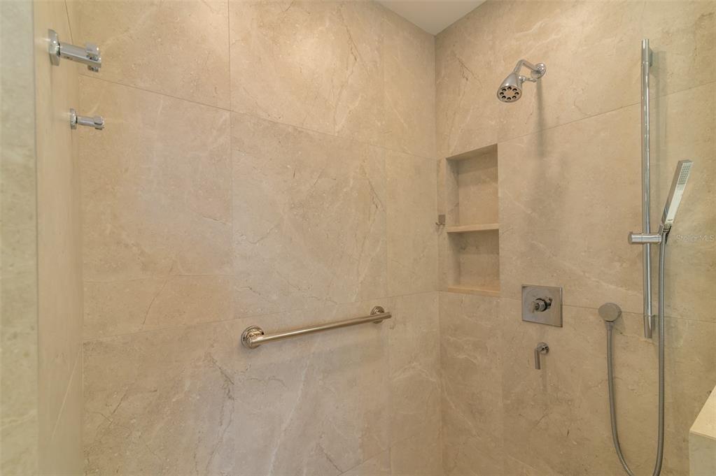 MARINA TOWER - Residential