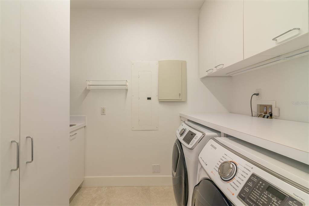 MARINA TOWER - Residential