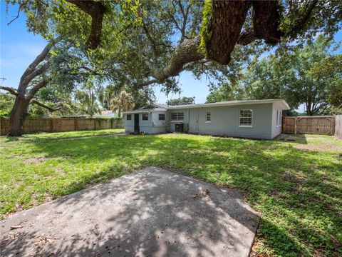 A home in LAKELAND