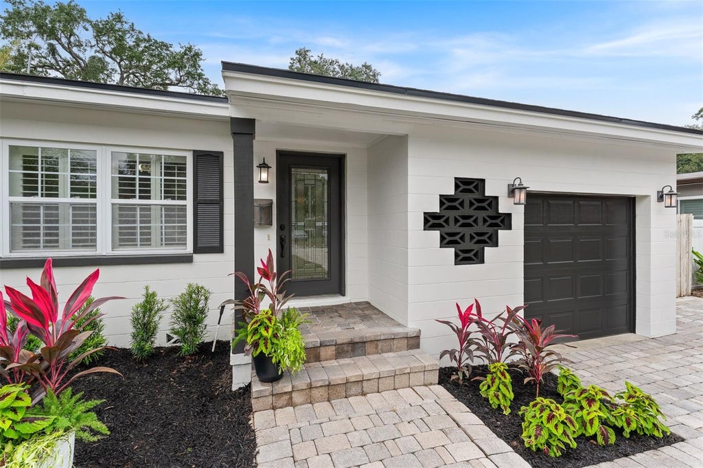 Photo of 1316 Newcastle Drive, Orlando, FL 32806 (MLS # O6451908)