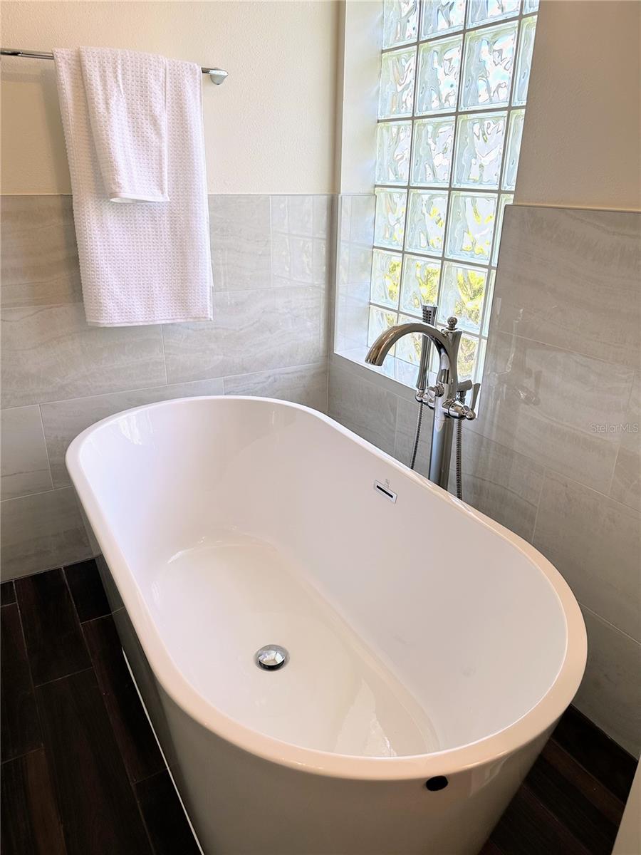 IVY LAKE ESTATES - Residential Lease