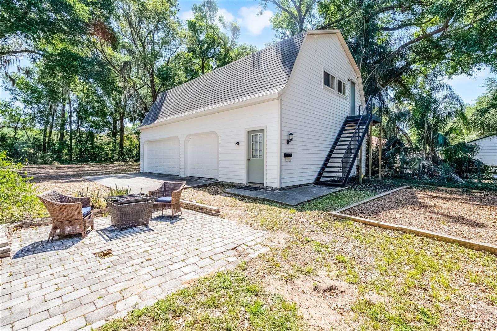 Discover the charm of this home in Downtown Mount Dora. Set on a sprawling 1.1 acre lot. Situated just a short stroll from Downtown Mount Dora's shops, restaurants, and lakefront parks.