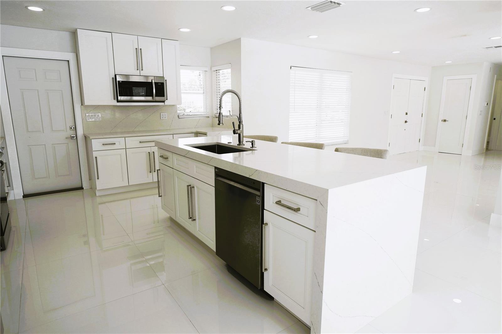 FRST LAKES COUNTRY CLUB ESTATES - Residential Lease