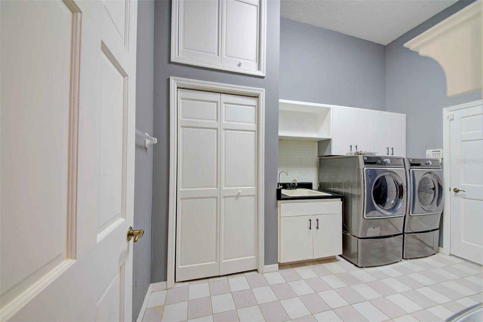 LAKE IN THE WOODS PH V - Residential