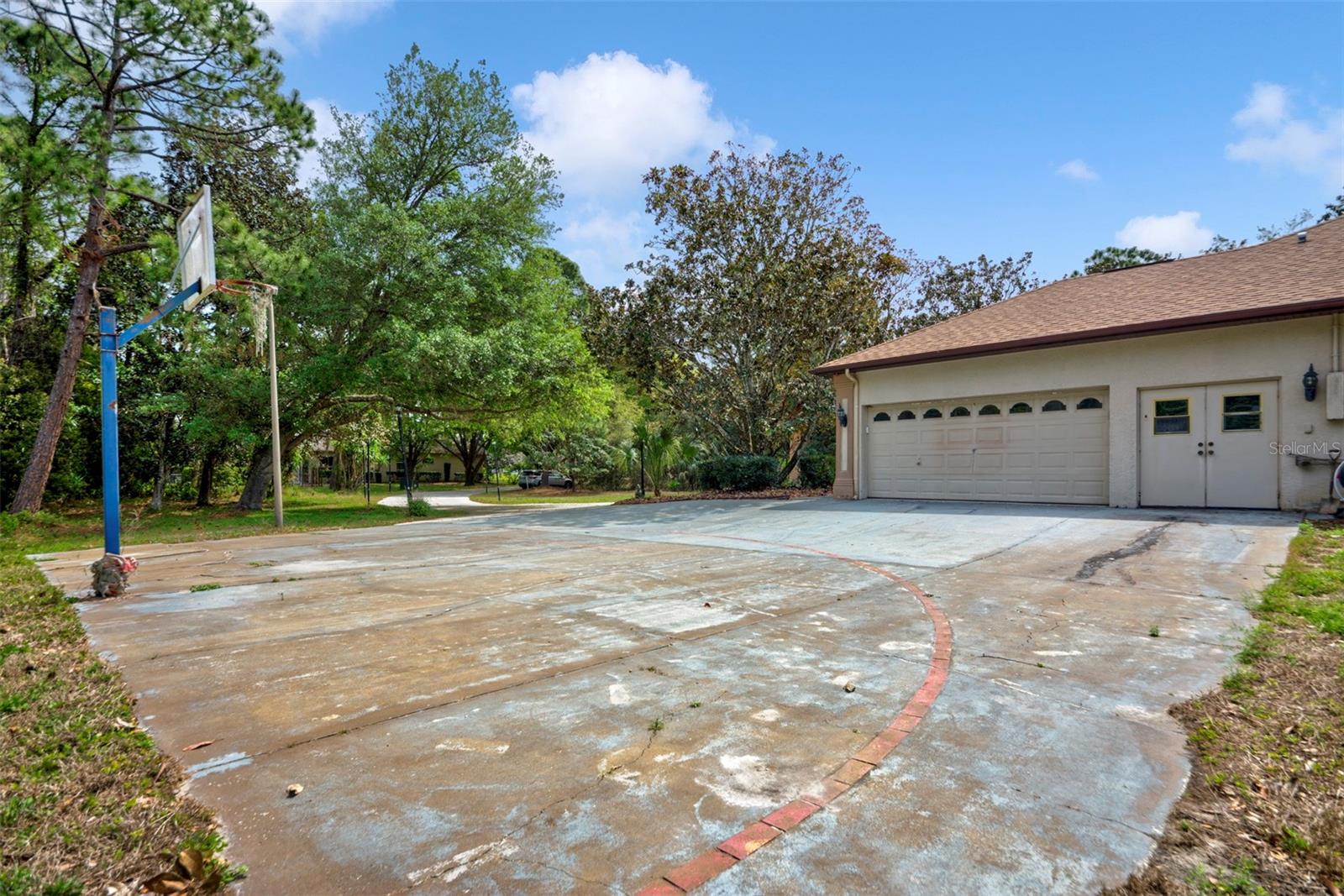 LAKE IN THE WOODS PH V - Residential