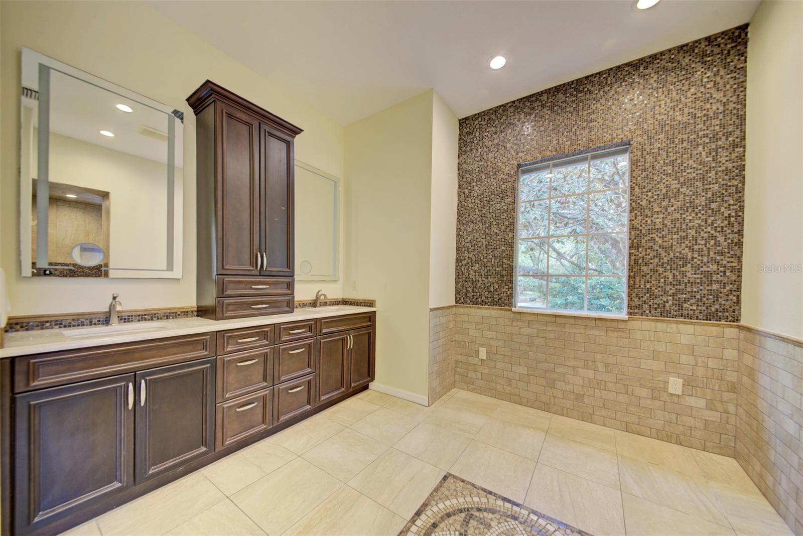 LAKE IN THE WOODS PH V - Residential