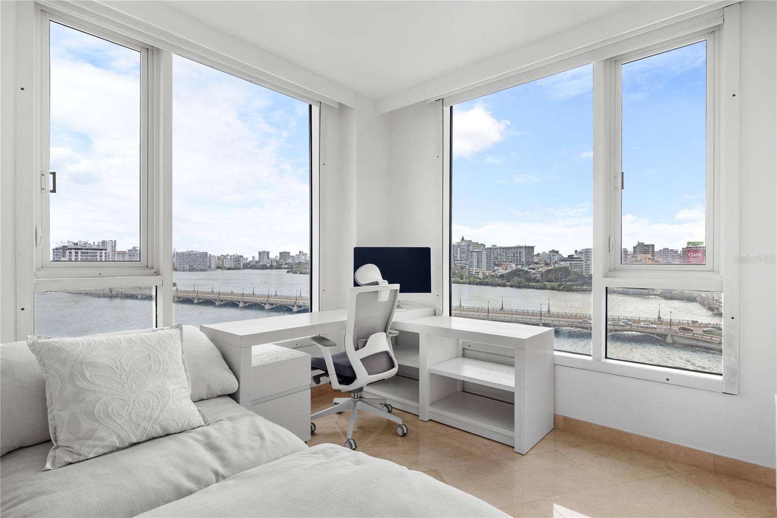 LAGUNA PLAZA - Residential