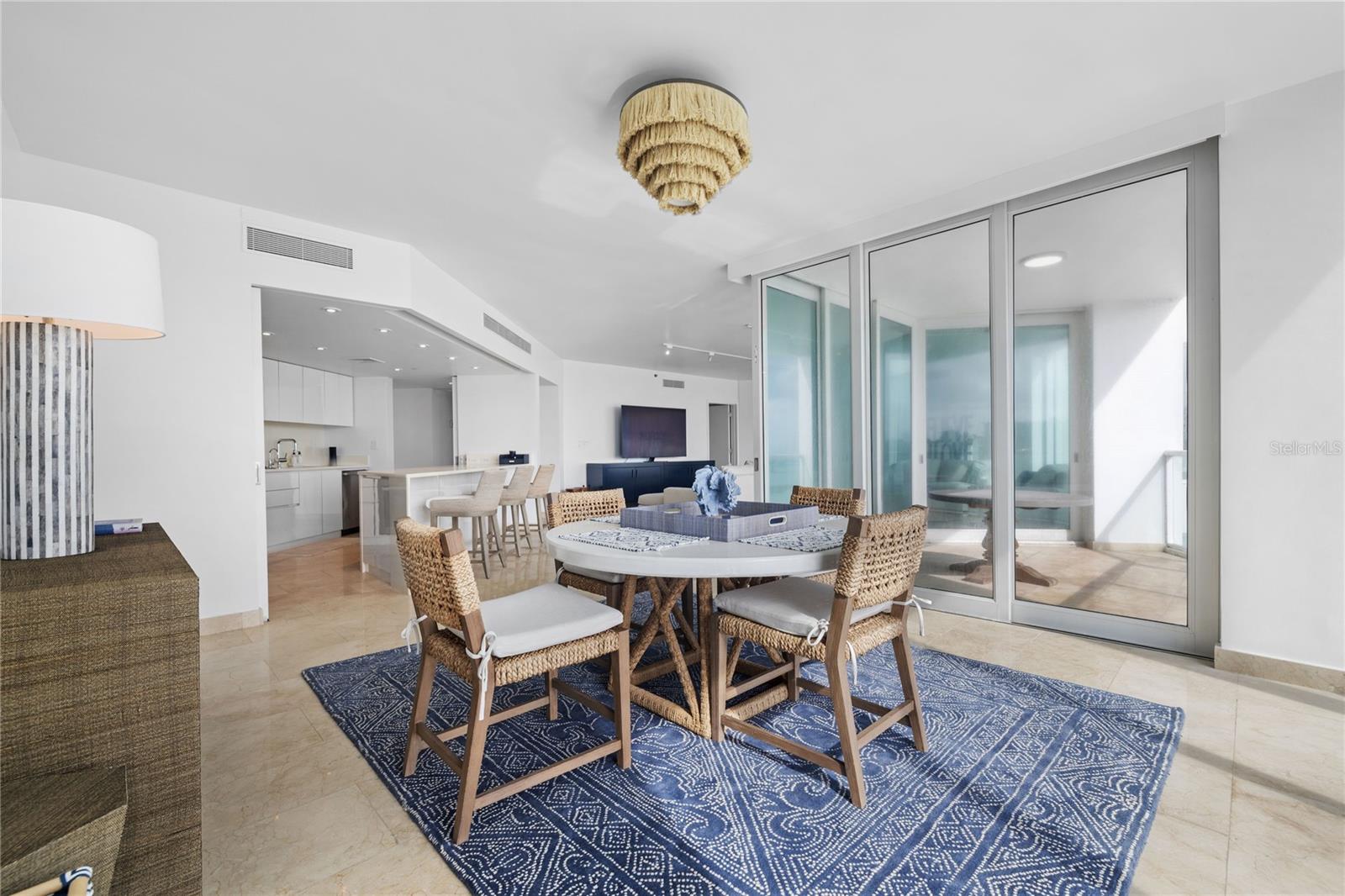 LAGUNA PLAZA - Residential