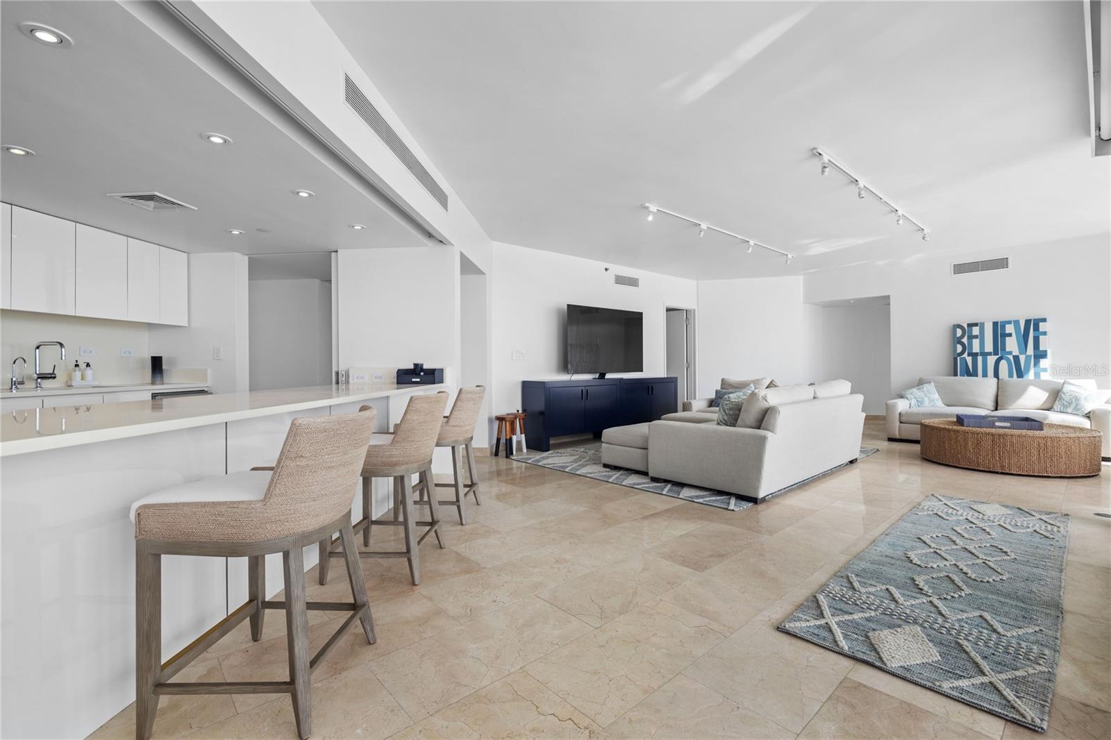 LAGUNA PLAZA - Residential