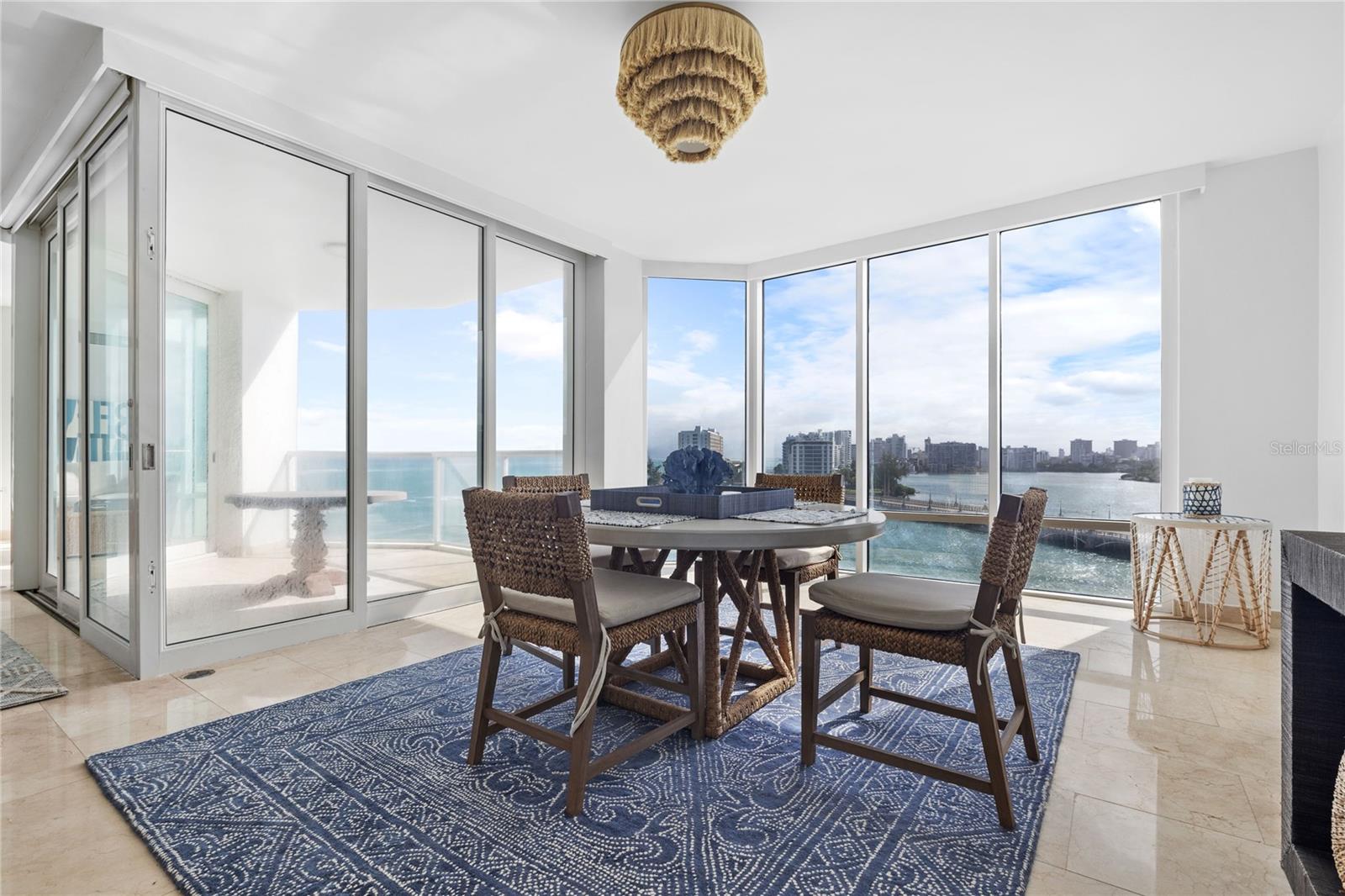 LAGUNA PLAZA - Residential