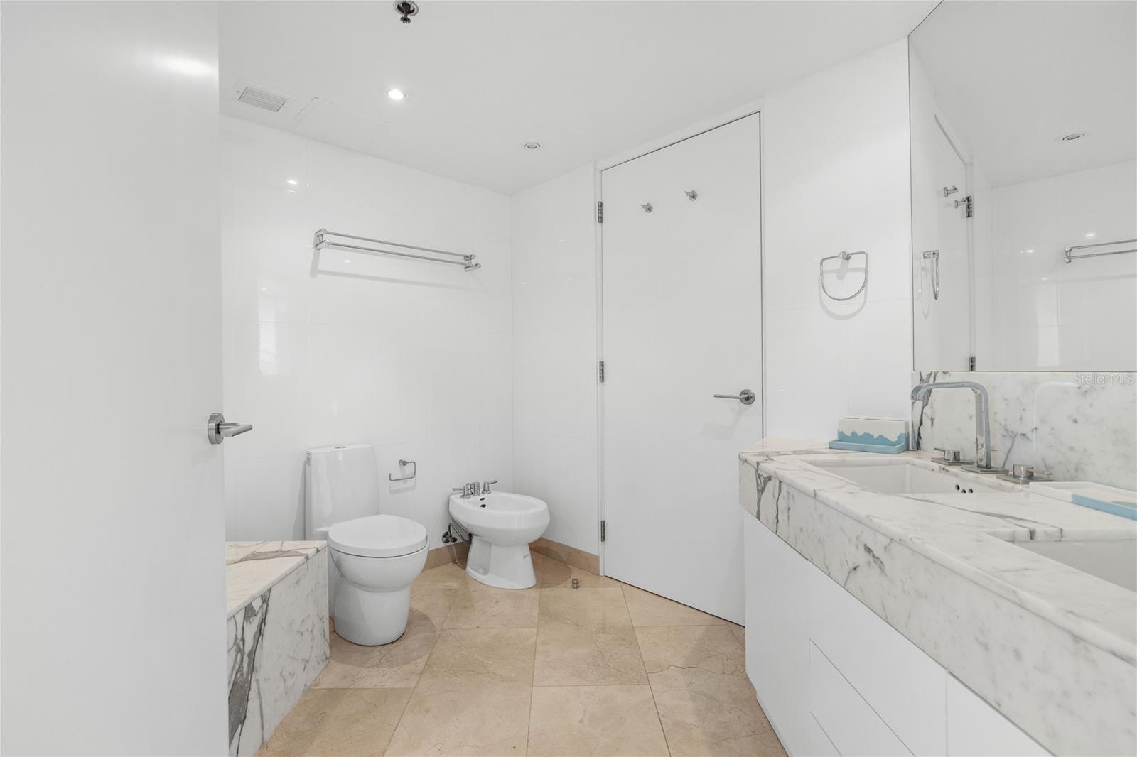 LAGUNA PLAZA - Residential