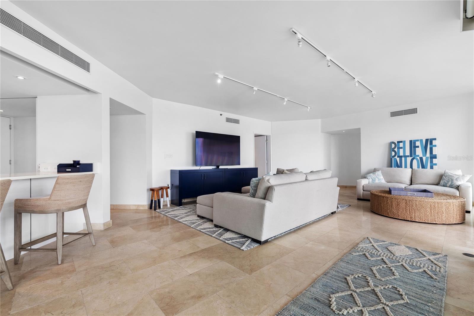 LAGUNA PLAZA - Residential