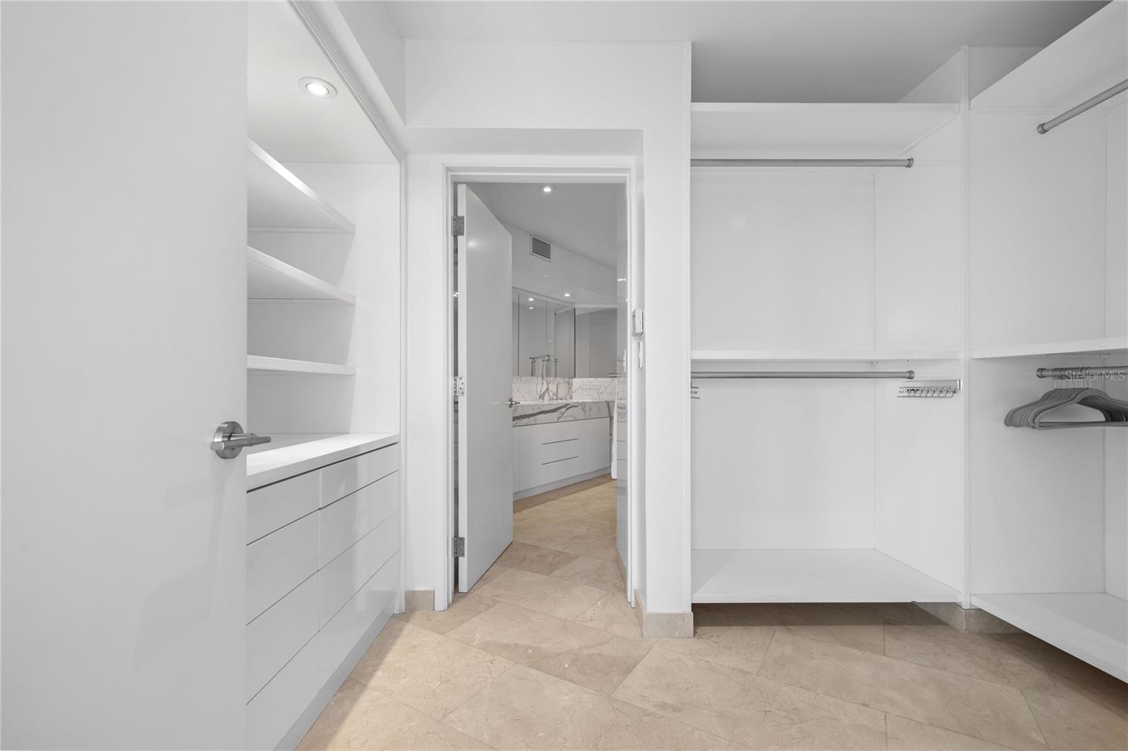 LAGUNA PLAZA - Residential