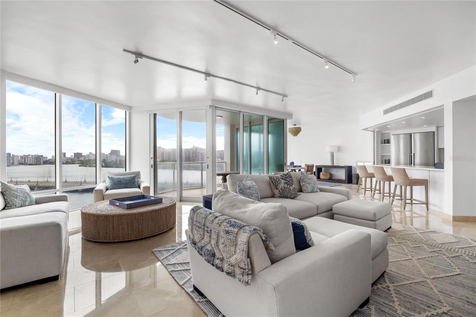 LAGUNA PLAZA - Residential