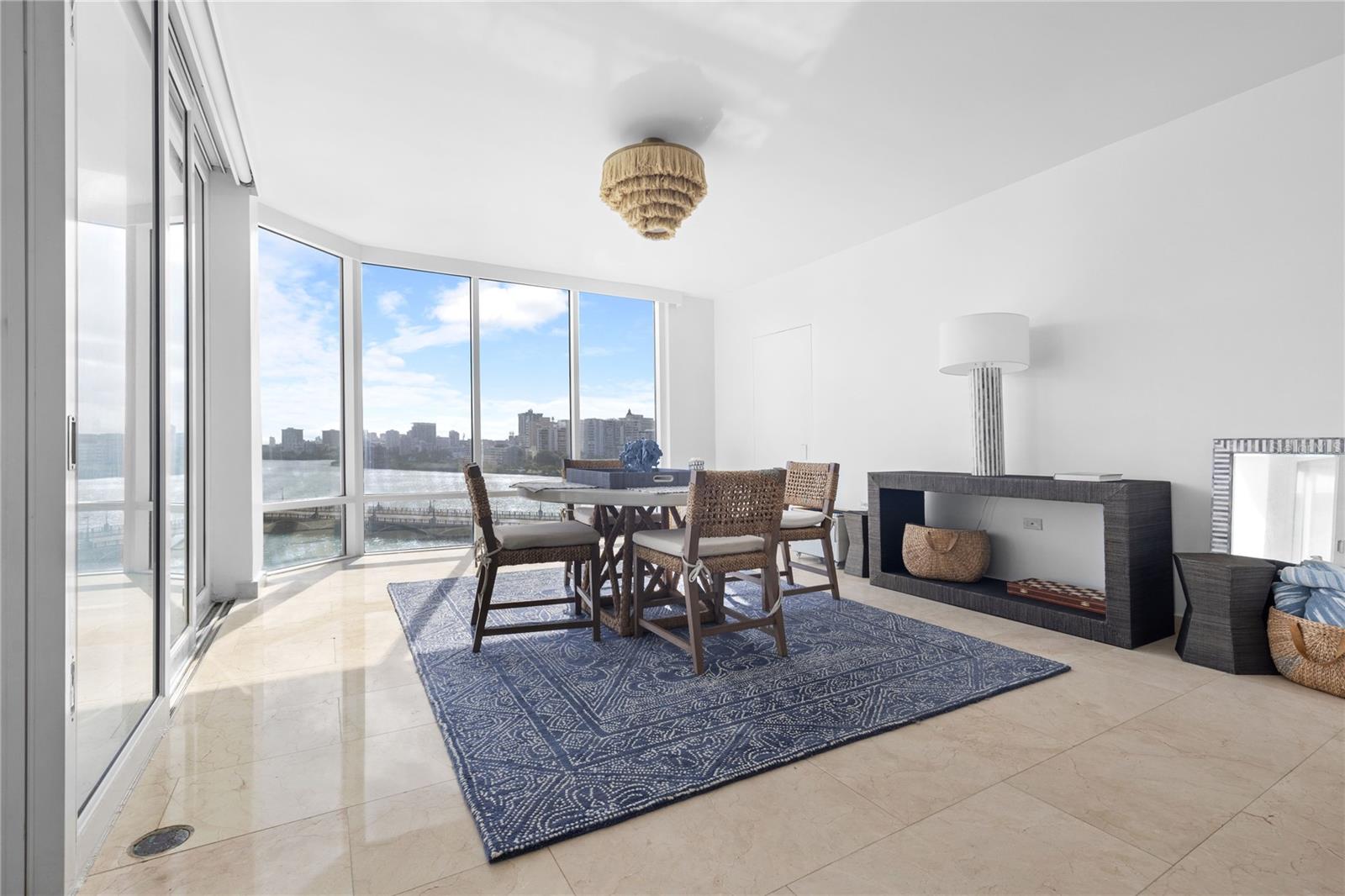 LAGUNA PLAZA - Residential