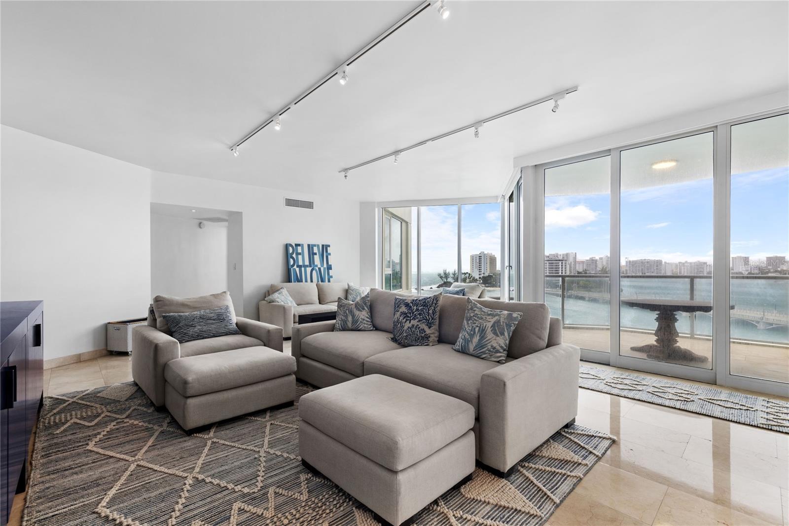 LAGUNA PLAZA - Residential