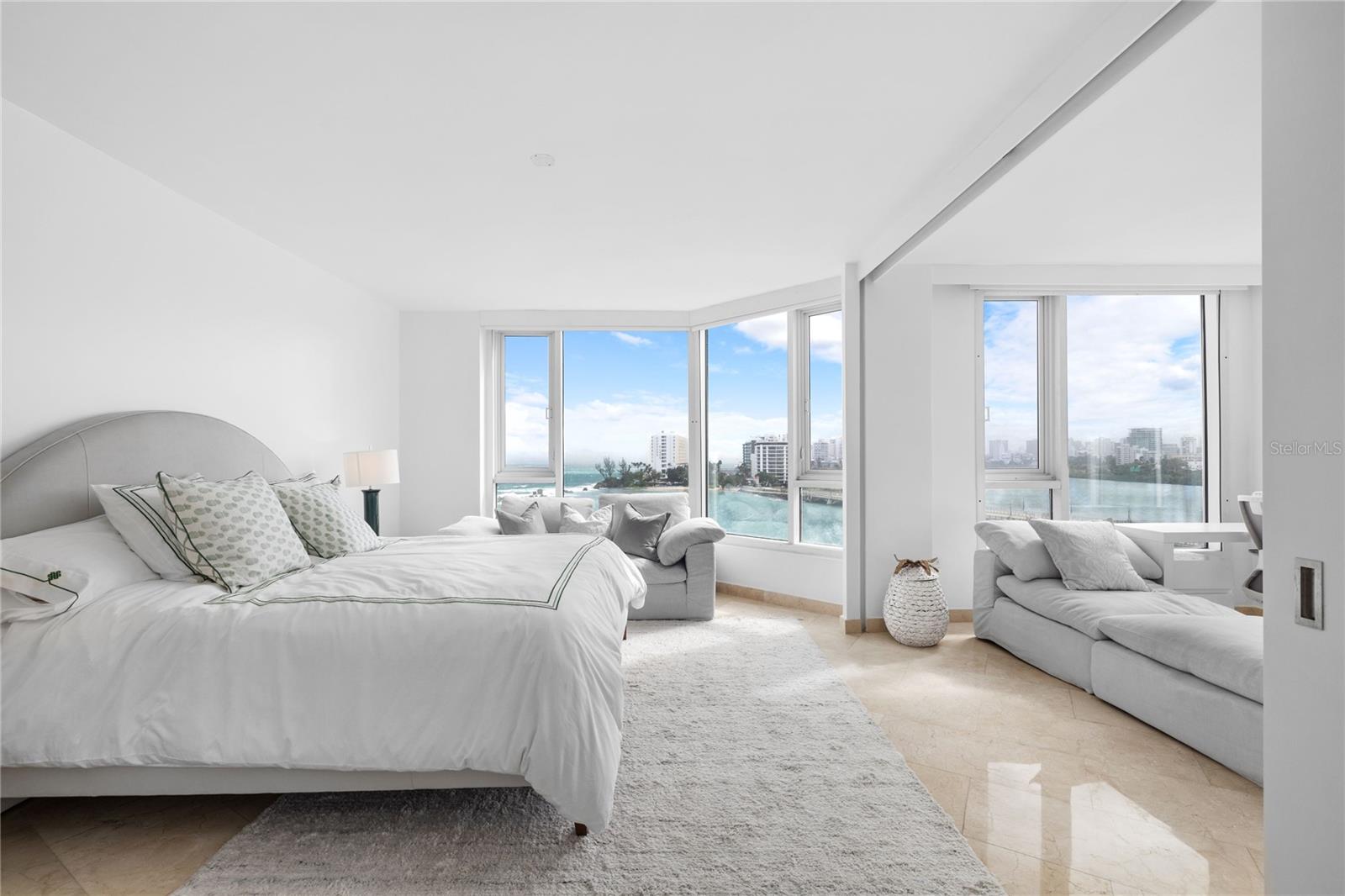 LAGUNA PLAZA - Residential