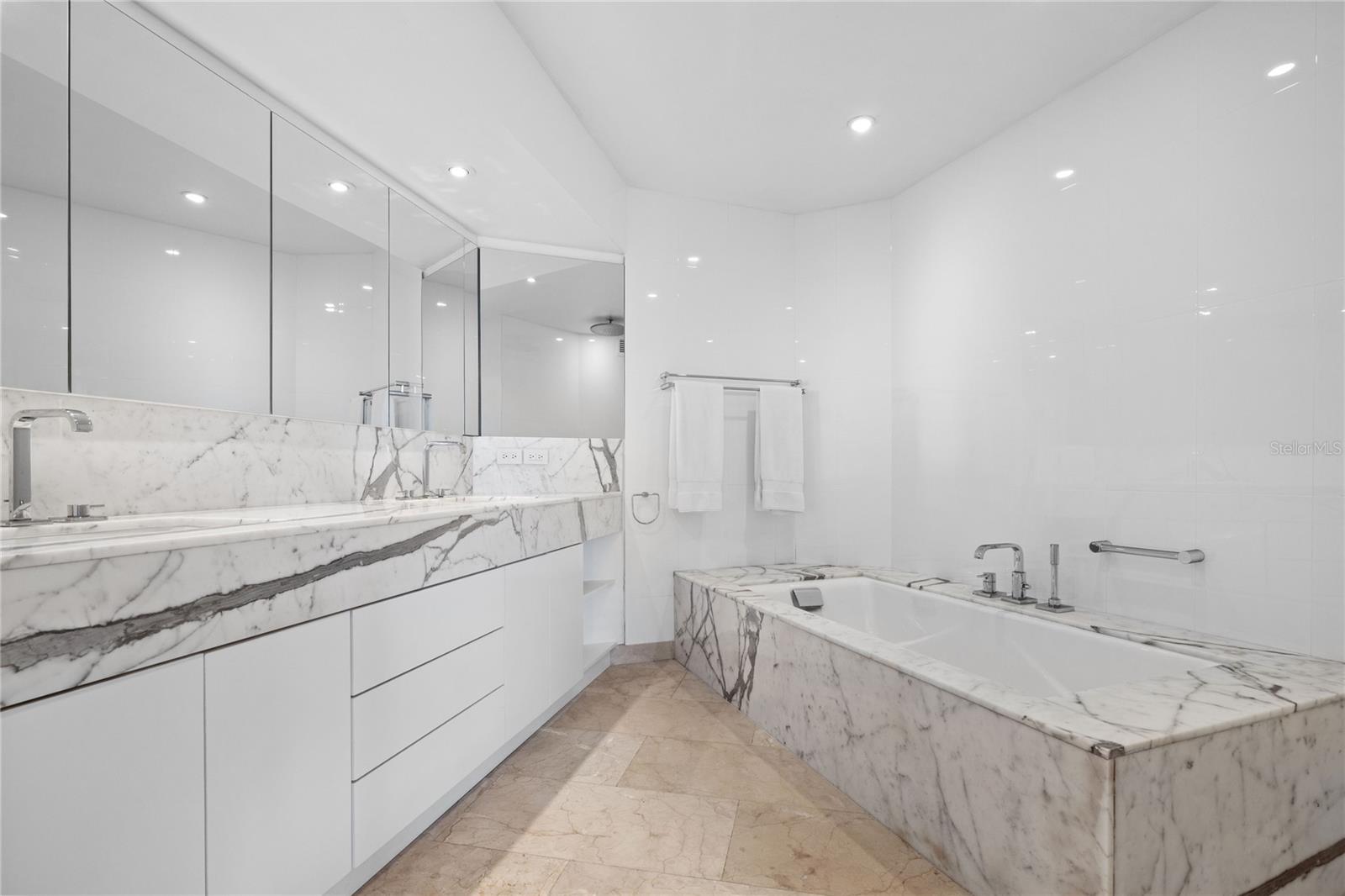 LAGUNA PLAZA - Residential