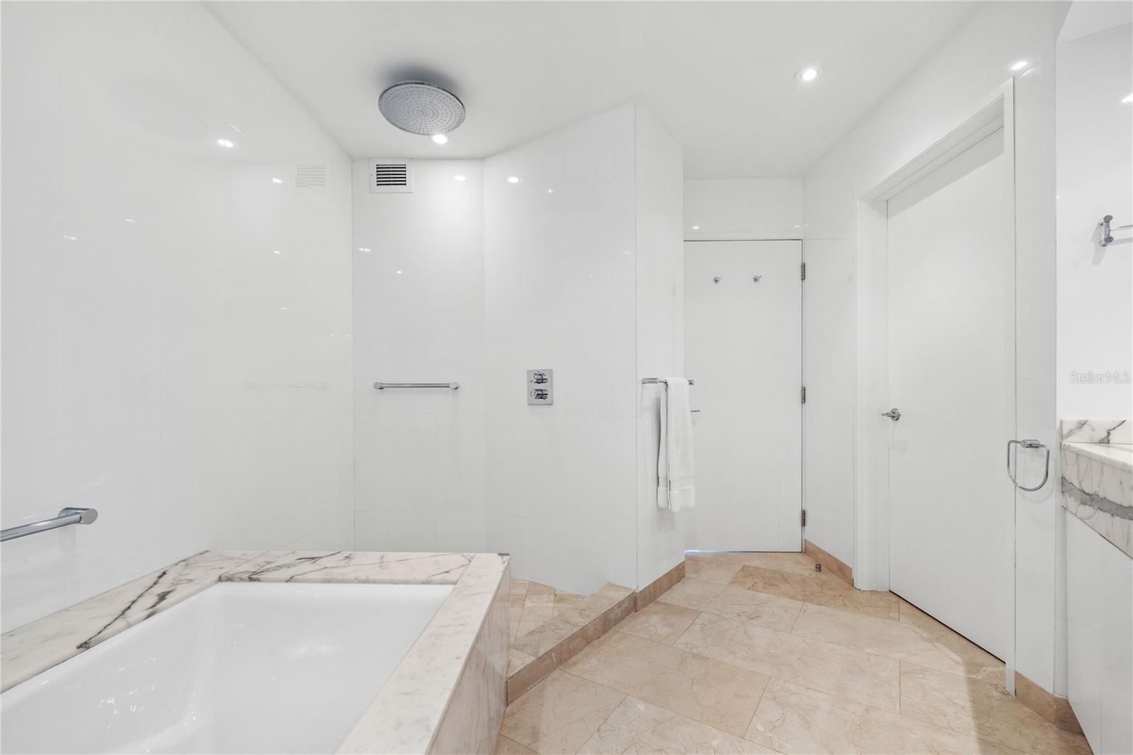 LAGUNA PLAZA - Residential