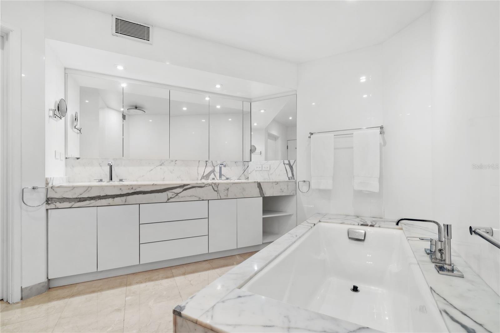 LAGUNA PLAZA - Residential