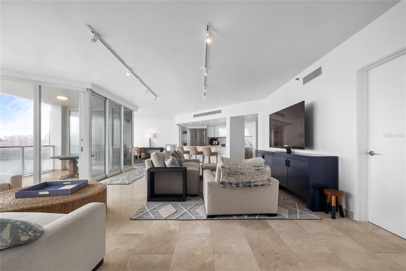 LAGUNA PLAZA - Residential