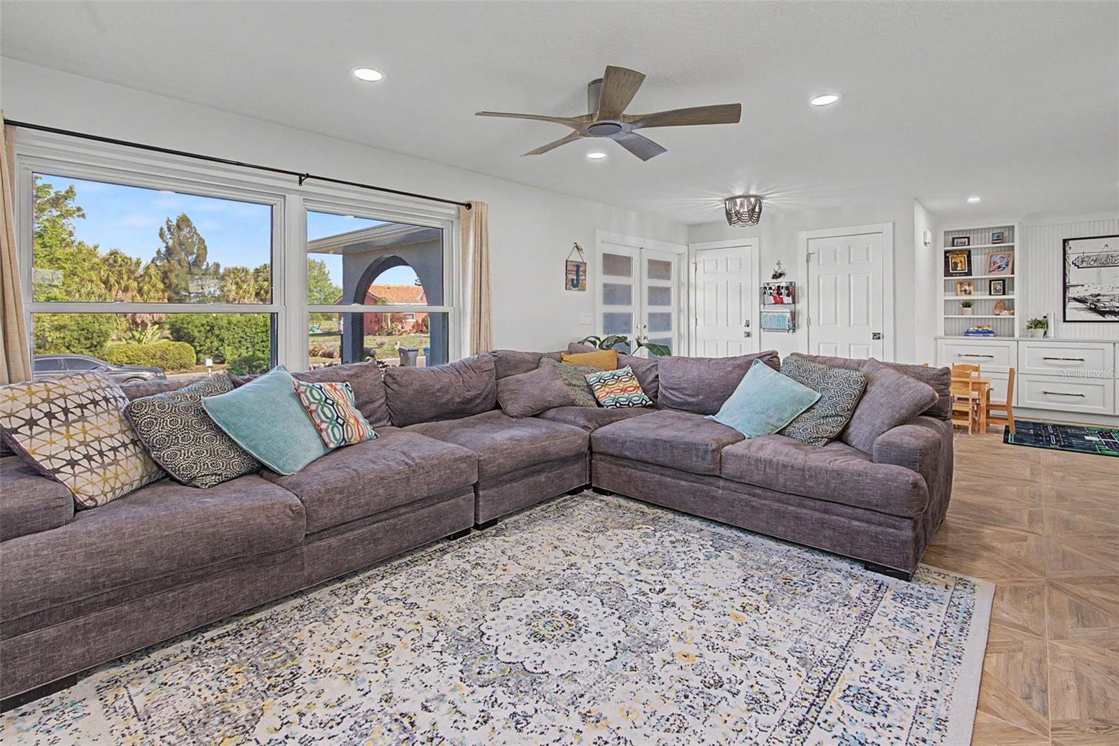 APOLLO BEACH UNIT SIX - Residential