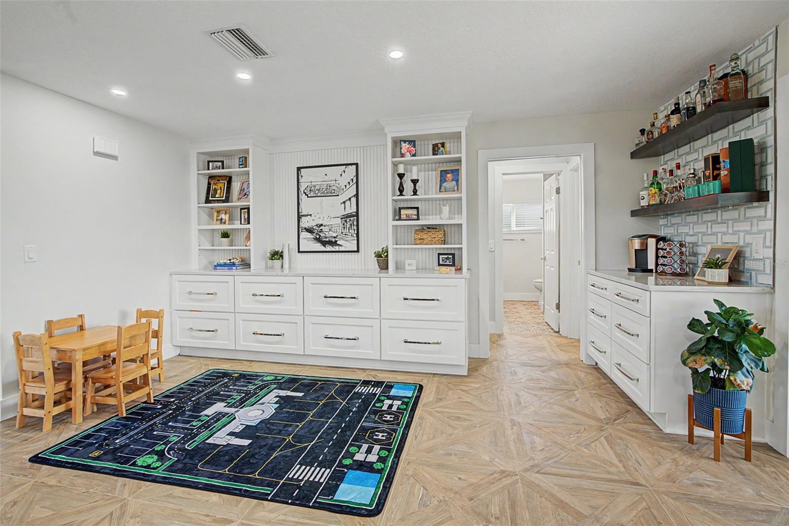 APOLLO BEACH UNIT SIX - Residential