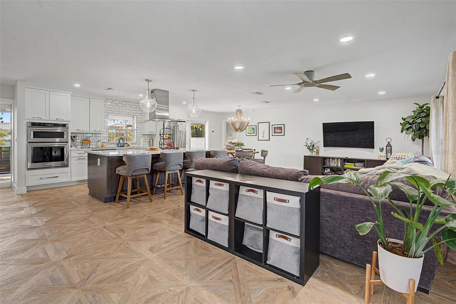 APOLLO BEACH UNIT SIX - Residential