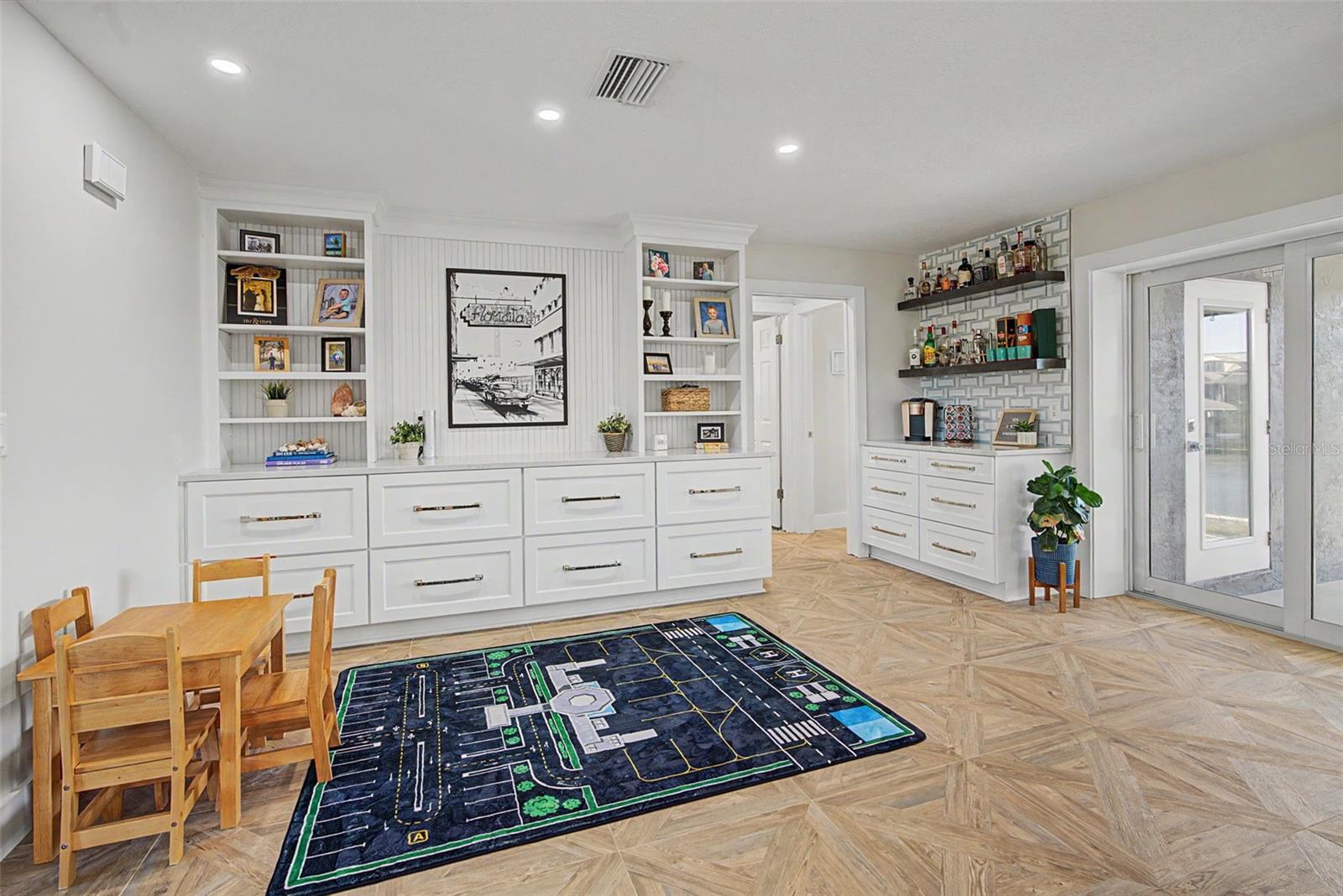 APOLLO BEACH UNIT SIX - Residential