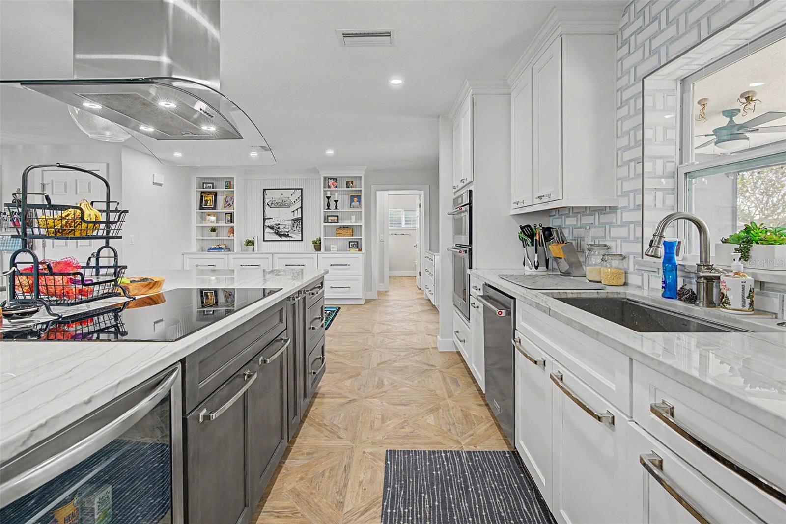 APOLLO BEACH UNIT SIX - Residential