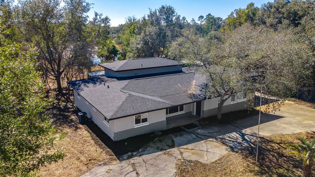 Photo of 16880 SE 63rd Lane, Ocklawaha, FL 32179 (MLS # O6378305)