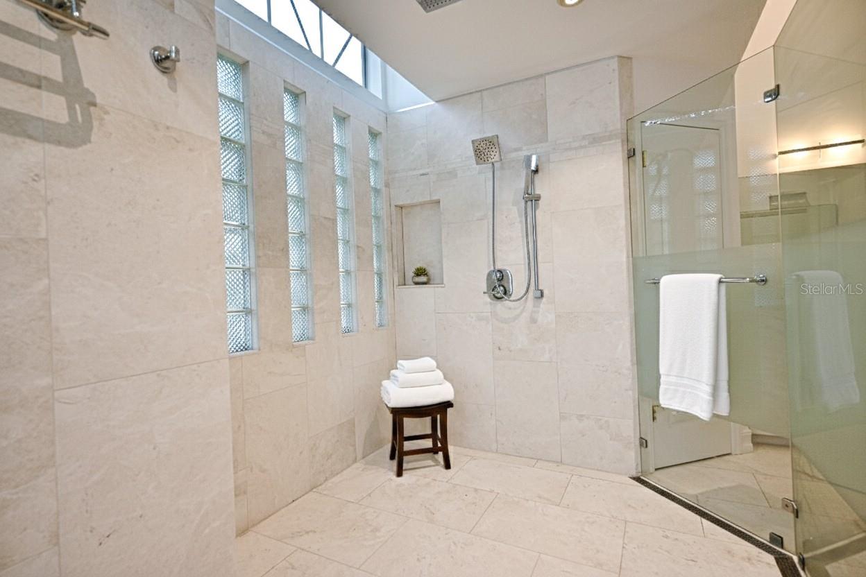 HUNTERS CREEK TR 200-215 PH 01 - Residential