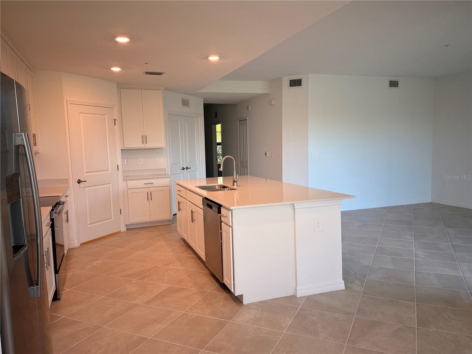 VERANDA 4/HERITAGE LNDG PH 3 B - Residential Lease