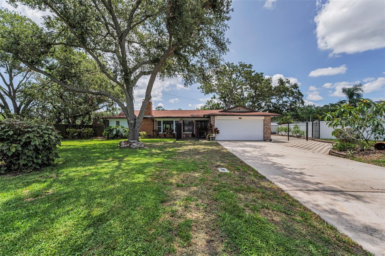 1899 OAK PARK DRIVE S