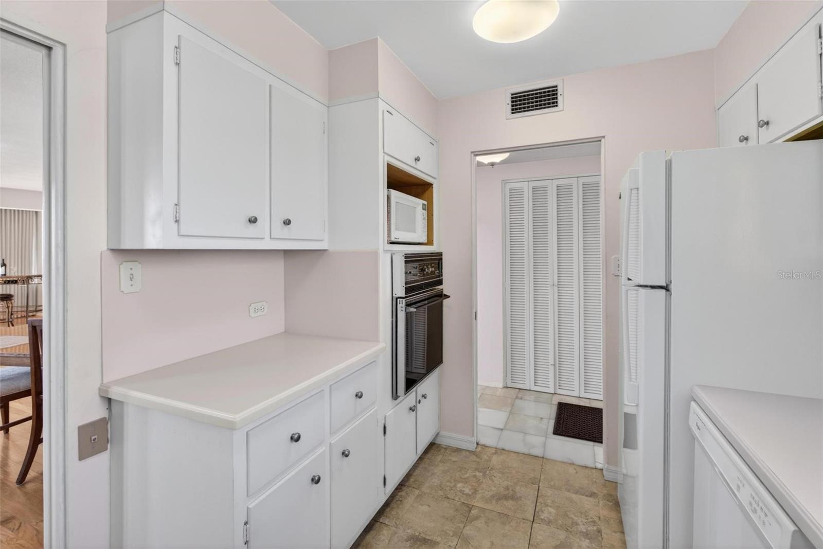 BRIGHTWATERS TOWER OF SNELL ISLE - Residential