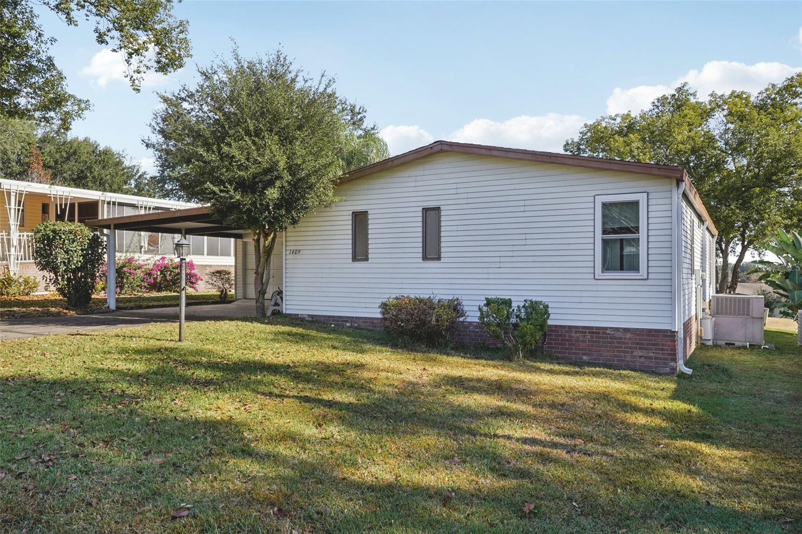 LADY LAKE ORANGE BLOSSOM GARDENS UNIT 09 - Residential