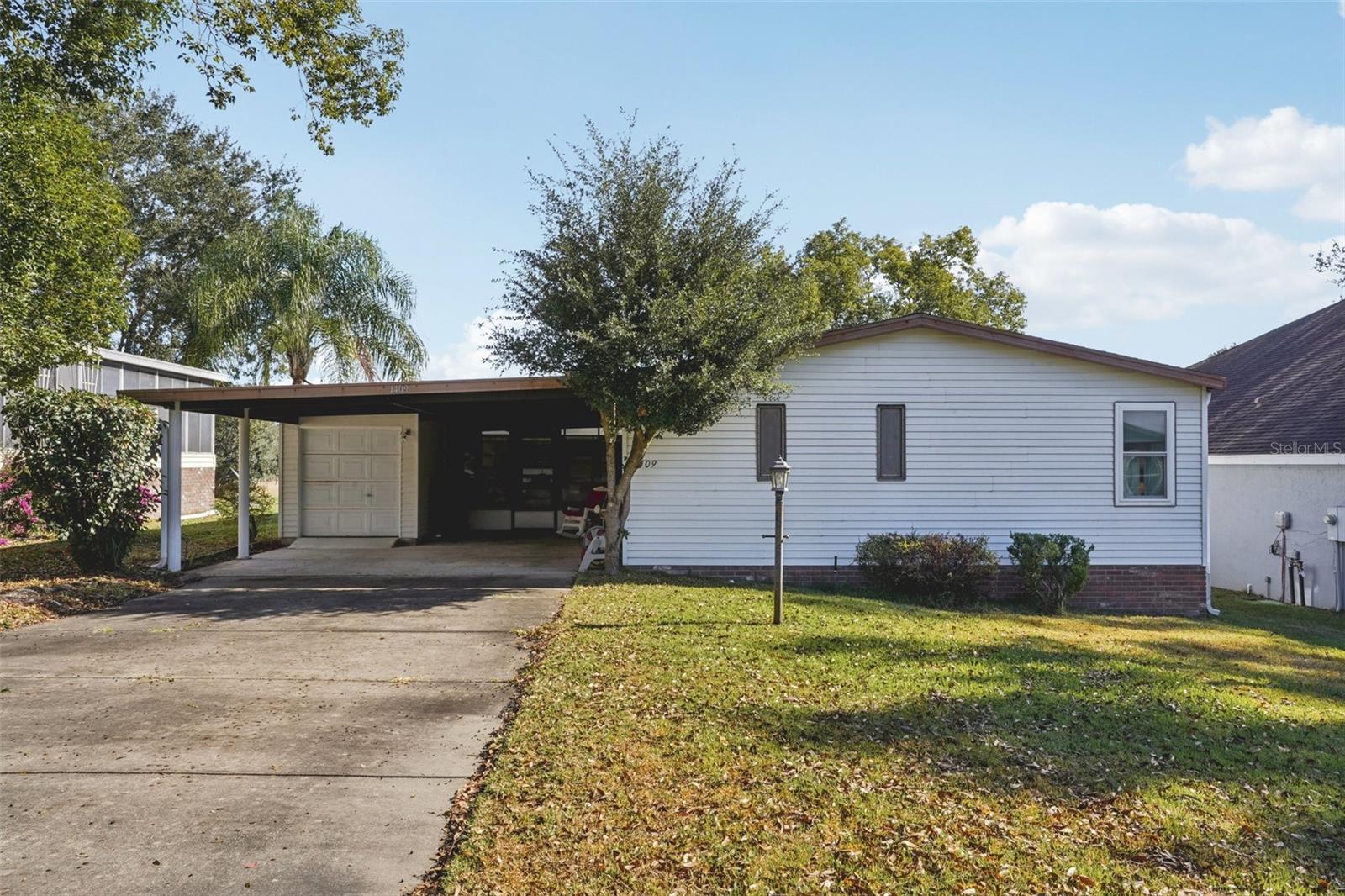 LADY LAKE ORANGE BLOSSOM GARDENS UNIT 09 - Residential