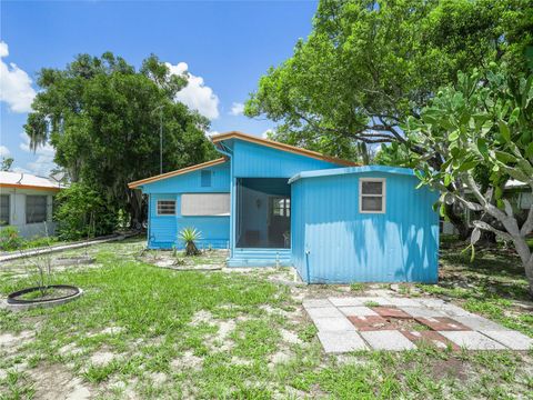 A home in LAKE WALES