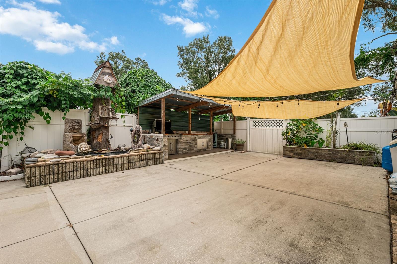 CONNERS LAKEFRONT ESTATE - Residential