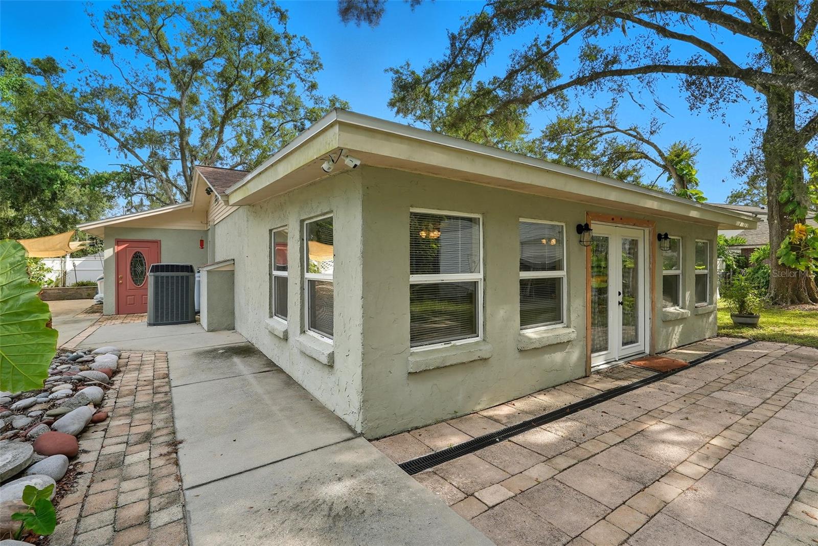 CONNERS LAKEFRONT ESTATE - Residential